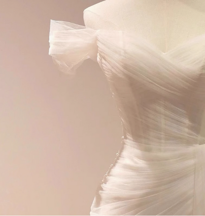 Elegantes, minimalistisches, schulterfreies, transparentes Meerjungfrauen-Hochzeitskleid in Weiß P2695