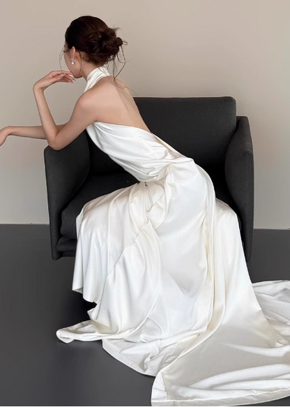 Schlichtes, trägerloses, weißes, schulterfreies, rückenfreies Brautkleid aus Seide P2703