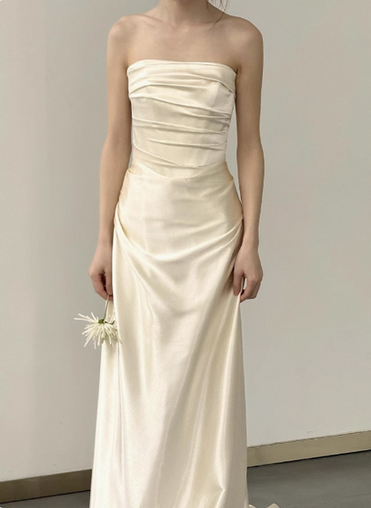 Schlichtes, champagnerfarbenes, schulterfreies Satin-Meerjungfrauen-Brautkleid mit Schleppe P2704