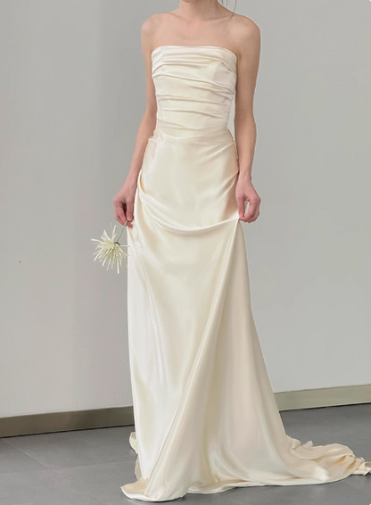 Schlichtes, champagnerfarbenes, schulterfreies Satin-Meerjungfrauen-Brautkleid mit Schleppe P2704