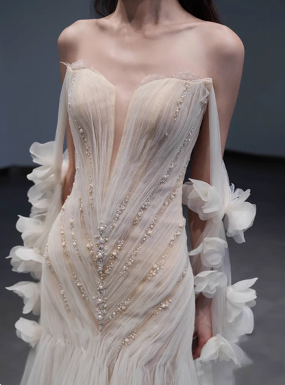 Verträumtes weißes Meerjungfrauen-Brautkleid mit Carmenausschnitt, Perlen und Tüll P2707