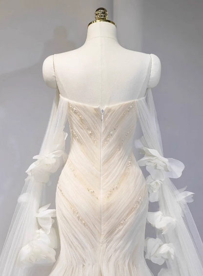 Verträumtes weißes Meerjungfrauen-Brautkleid mit Carmenausschnitt, Perlen und Tüll P2707