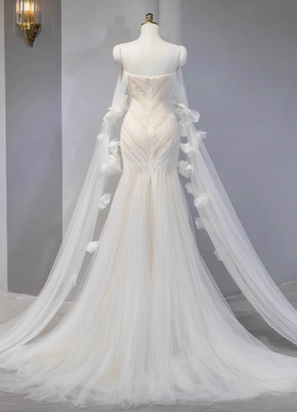 Verträumtes weißes Meerjungfrauen-Brautkleid mit Carmenausschnitt, Perlen und Tüll P2707