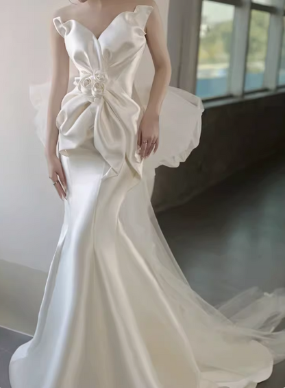 Französisches elegantes, trägerloses, schickes Meerjungfrauen-Brautkleid aus Satin mit 3D-Blumen P2709