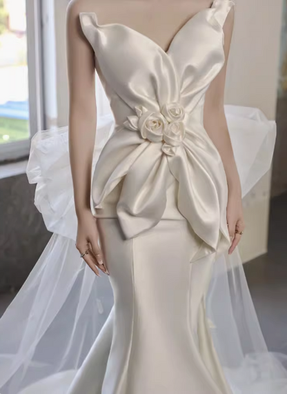 Französisches elegantes, trägerloses, schickes Meerjungfrauen-Brautkleid aus Satin mit 3D-Blumen P2709