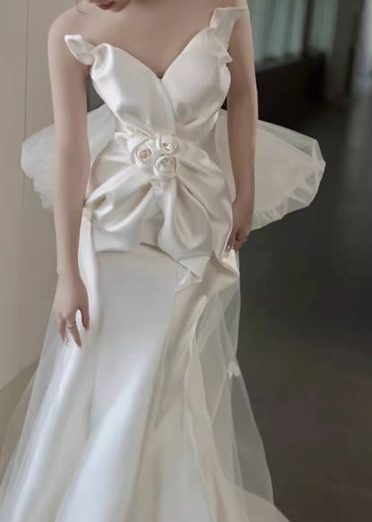 Französisches elegantes, trägerloses, schickes Meerjungfrauen-Brautkleid aus Satin mit 3D-Blumen P2709