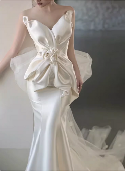 Französisches elegantes, trägerloses, schickes Meerjungfrauen-Brautkleid aus Satin mit 3D-Blumen P2709
