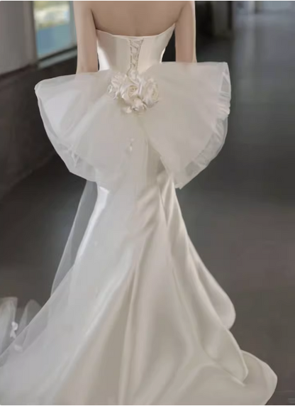 Französisches elegantes, trägerloses, schickes Meerjungfrauen-Brautkleid aus Satin mit 3D-Blumen P2709