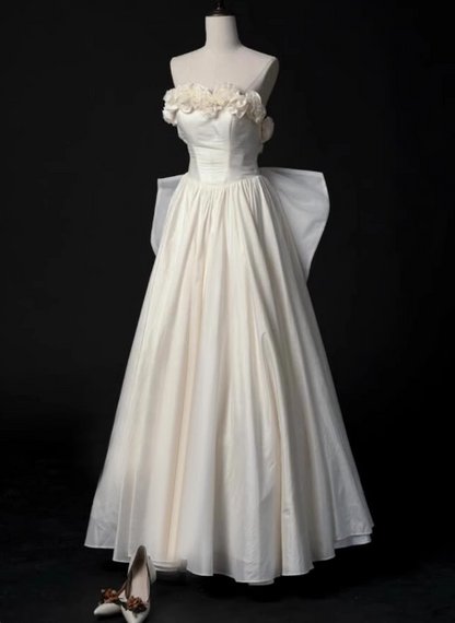 Französisches trägerloses Oberteil mit 3D-Blumen-Fliege am Rücken, A-Linien-Brautkleid P2715