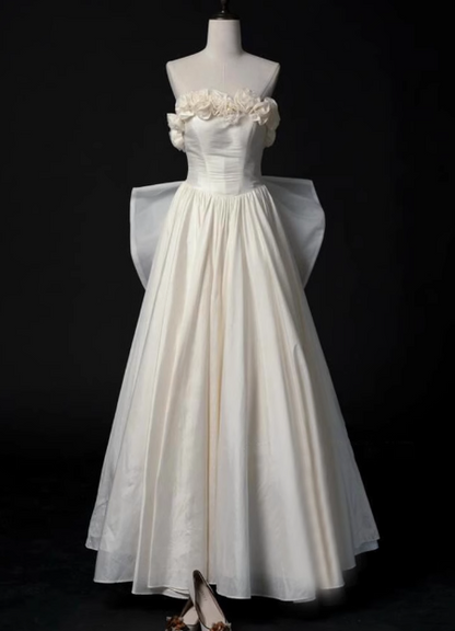 Französisches trägerloses Oberteil mit 3D-Blumen-Fliege am Rücken, A-Linien-Brautkleid P2715