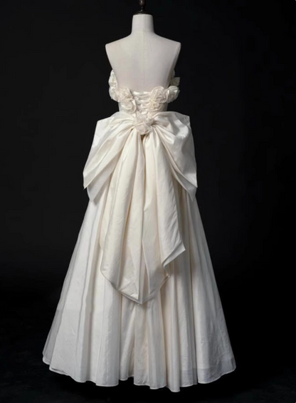 Französisches trägerloses Oberteil mit 3D-Blumen-Fliege am Rücken, A-Linien-Brautkleid P2715
