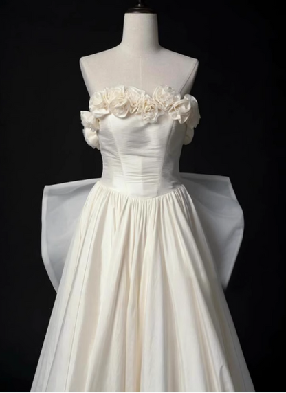 Französisches trägerloses Oberteil mit 3D-Blumen-Fliege am Rücken, A-Linien-Brautkleid P2715