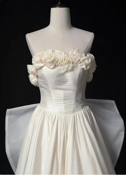 Französisches trägerloses Oberteil mit 3D-Blumen-Fliege am Rücken, A-Linien-Brautkleid P2715