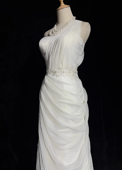 Französisches, weißes, ärmelloses, bodenlanges Brautkleid mit One-Shoulder-Träger P2719