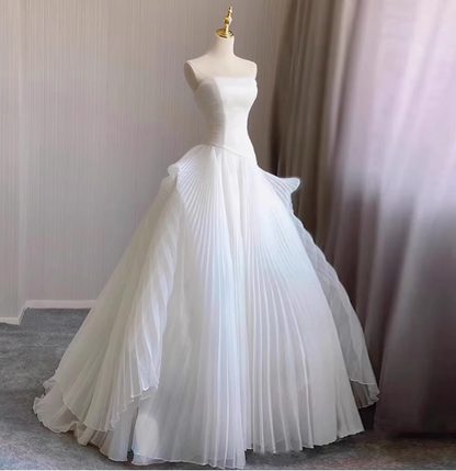 Elegantes und schlichtes trägerloses Tüll-A-Linien-Brautkleid in Bodenlänge P2720
