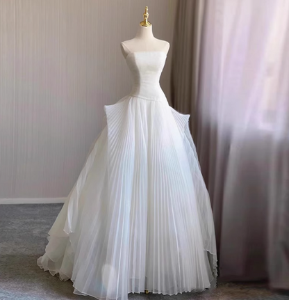 Elegantes und schlichtes trägerloses Tüll-A-Linien-Brautkleid in Bodenlänge P2720