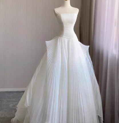 Elegantes und schlichtes trägerloses Tüll-A-Linien-Brautkleid in Bodenlänge P2720