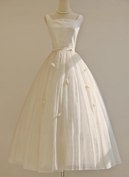 Schlichtes weißes trägerloses Tüll-Brautkleid in A-Linie in Teelänge mit Schleife P2721