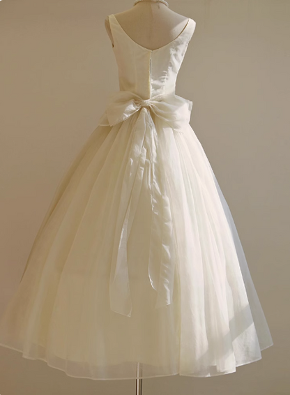Schlichtes weißes trägerloses Tüll-Brautkleid in A-Linie in Teelänge mit Schleife P2721