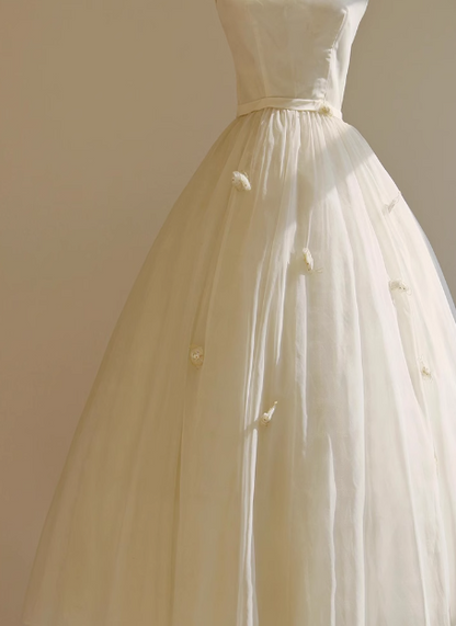 Schlichtes weißes trägerloses Tüll-Brautkleid in A-Linie in Teelänge mit Schleife P2721