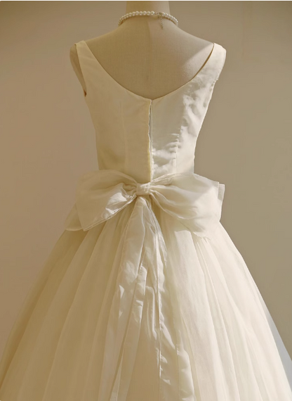 Schlichtes weißes trägerloses Tüll-Brautkleid in A-Linie in Teelänge mit Schleife P2721