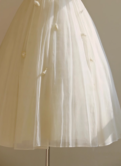 Schlichtes weißes trägerloses Tüll-Brautkleid in A-Linie in Teelänge mit Schleife P2721