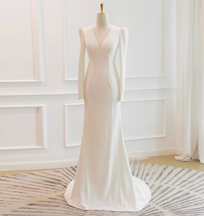 Schlichtes und elegantes langes Satin-Brautkleid mit V-Ausschnitt und Meerjungfrau-Schnitt P2722