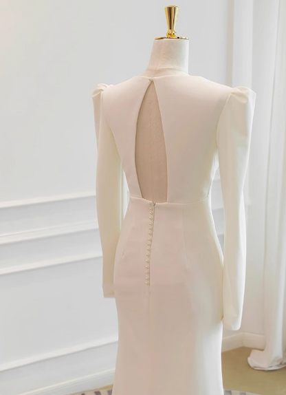 Schlichtes und elegantes langes Satin-Brautkleid mit V-Ausschnitt und Meerjungfrau-Schnitt P2722