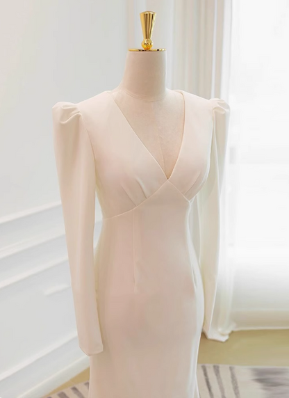 Schlichtes und elegantes langes Satin-Brautkleid mit V-Ausschnitt und Meerjungfrau-Schnitt P2722