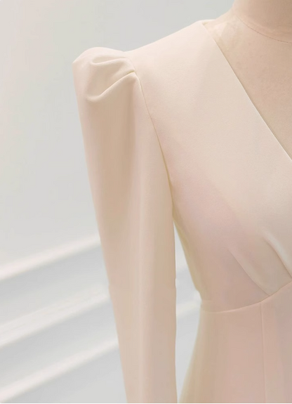 Schlichtes und elegantes langes Satin-Brautkleid mit V-Ausschnitt und Meerjungfrau-Schnitt P2722
