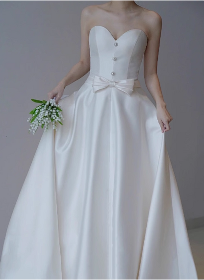 Französisches trägerloses Hochzeitskleid aus Satin mit herzförmigem Ausschnitt und kleiner Schleppe in Weiß P2723