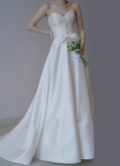 Französisches trägerloses Hochzeitskleid aus Satin mit herzförmigem Ausschnitt und kleiner Schleppe in Weiß P2723