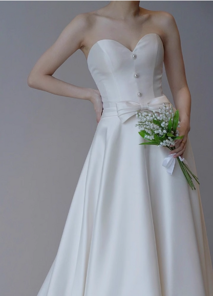 Französisches trägerloses Hochzeitskleid aus Satin mit herzförmigem Ausschnitt und kleiner Schleppe in Weiß P2723