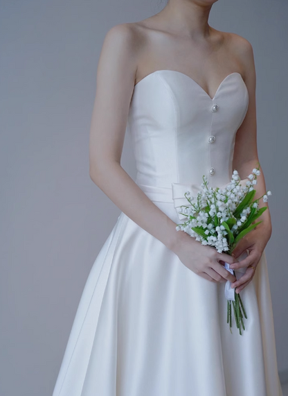 Französisches trägerloses Hochzeitskleid aus Satin mit herzförmigem Ausschnitt und kleiner Schleppe in Weiß P2723