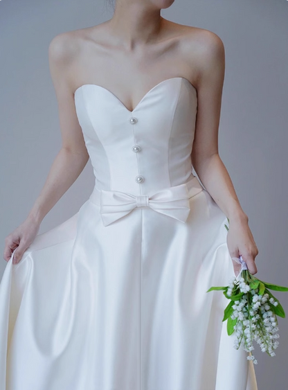 Französisches trägerloses Hochzeitskleid aus Satin mit herzförmigem Ausschnitt und kleiner Schleppe in Weiß P2723