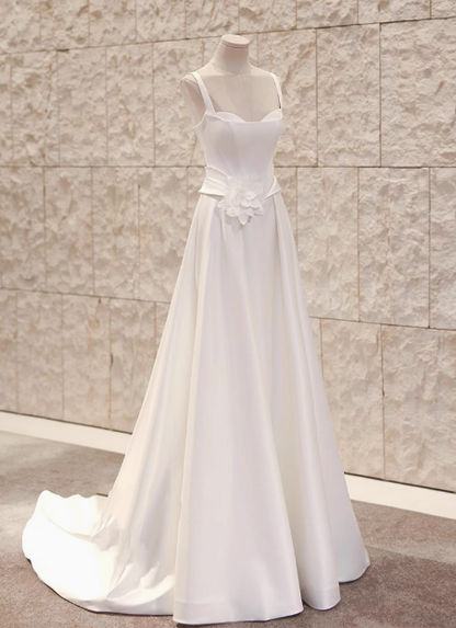 Weißes trägerloses, ärmelloses Hochzeitskleid aus Seide mit 3D-Blumen und A-Linie, kleine Schleppe P2724