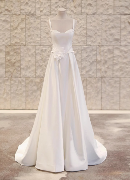 Weißes trägerloses, ärmelloses Hochzeitskleid aus Seide mit 3D-Blumen und A-Linie, kleine Schleppe P2724
