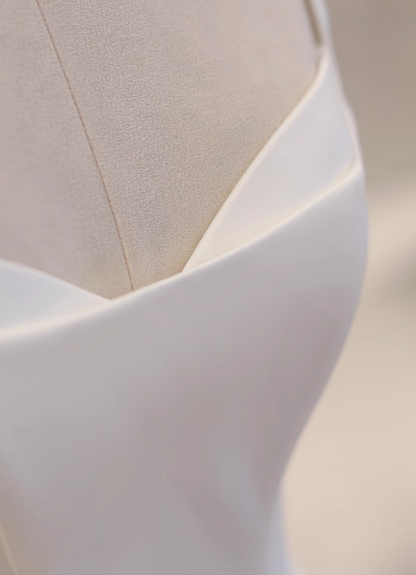 Weißes trägerloses, ärmelloses Hochzeitskleid aus Seide mit 3D-Blumen und A-Linie, kleine Schleppe P2724