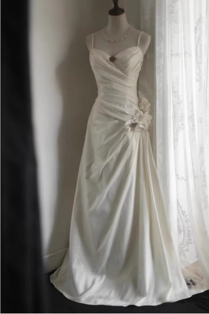 Elegantes Satin-Vintage-Träger-Bodenlanges 3D-Blumen-Hochzeitskleid P2730
