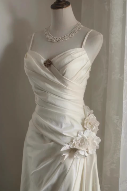 Elegantes Satin-Vintage-Träger-Bodenlanges 3D-Blumen-Hochzeitskleid P2730