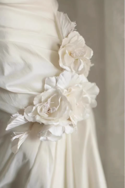 Elegantes Satin-Vintage-Träger-Bodenlanges 3D-Blumen-Hochzeitskleid P2730
