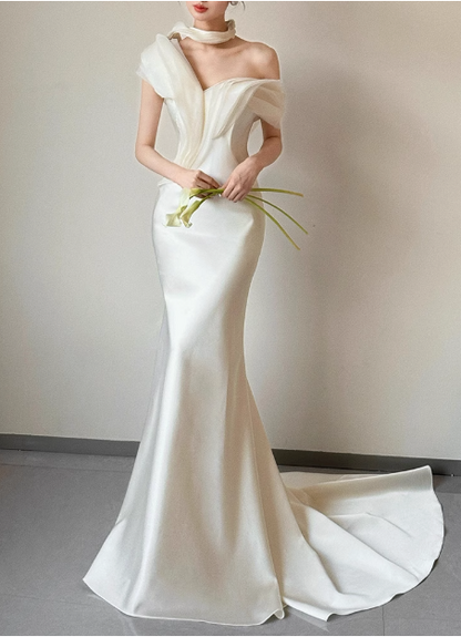 Französisches Fishtail-Brautkleid aus weißem Satin, einseitig schulterfrei, mit kleiner Schleppe P2733