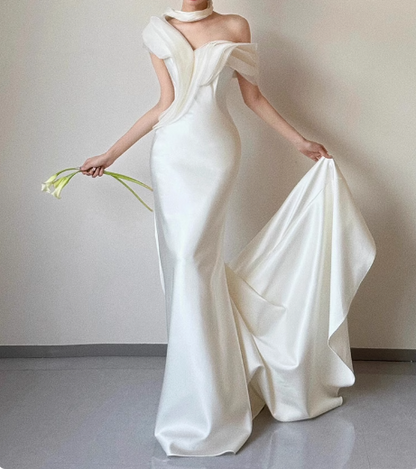 Französisches Fishtail-Brautkleid aus weißem Satin, einseitig schulterfrei, mit kleiner Schleppe P2733