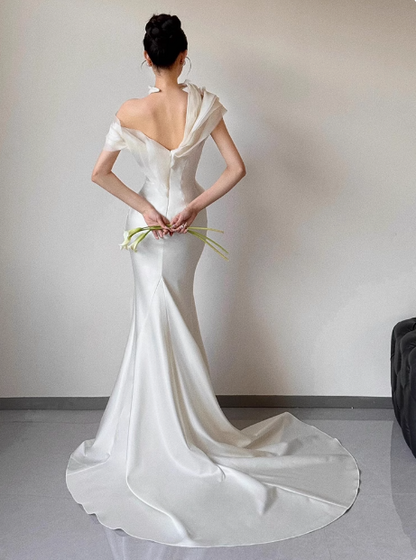 Französisches Fishtail-Brautkleid aus weißem Satin, einseitig schulterfrei, mit kleiner Schleppe P2733