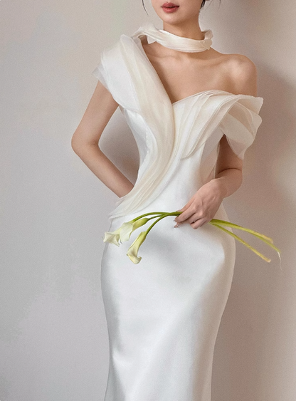 Französisches Fishtail-Brautkleid aus weißem Satin, einseitig schulterfrei, mit kleiner Schleppe P2733
