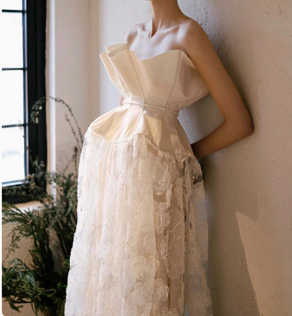 Französisches schulterfreies Hochzeitskleid aus Spitze mit Taille P2736