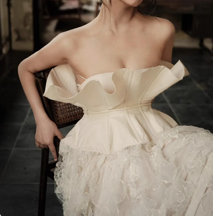 Französisches schulterfreies Hochzeitskleid aus Spitze mit Taille P2736