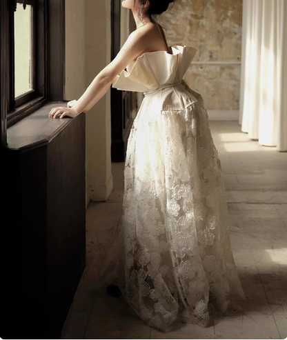 Französisches schulterfreies Hochzeitskleid aus Spitze mit Taille P2736