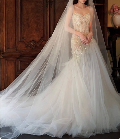 Fließendes Neckholder-Brautkleid aus Spitze und Tüll mit Schleppe P2737