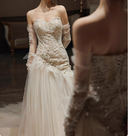 Fließendes Neckholder-Brautkleid aus Spitze und Tüll mit Schleppe P2737